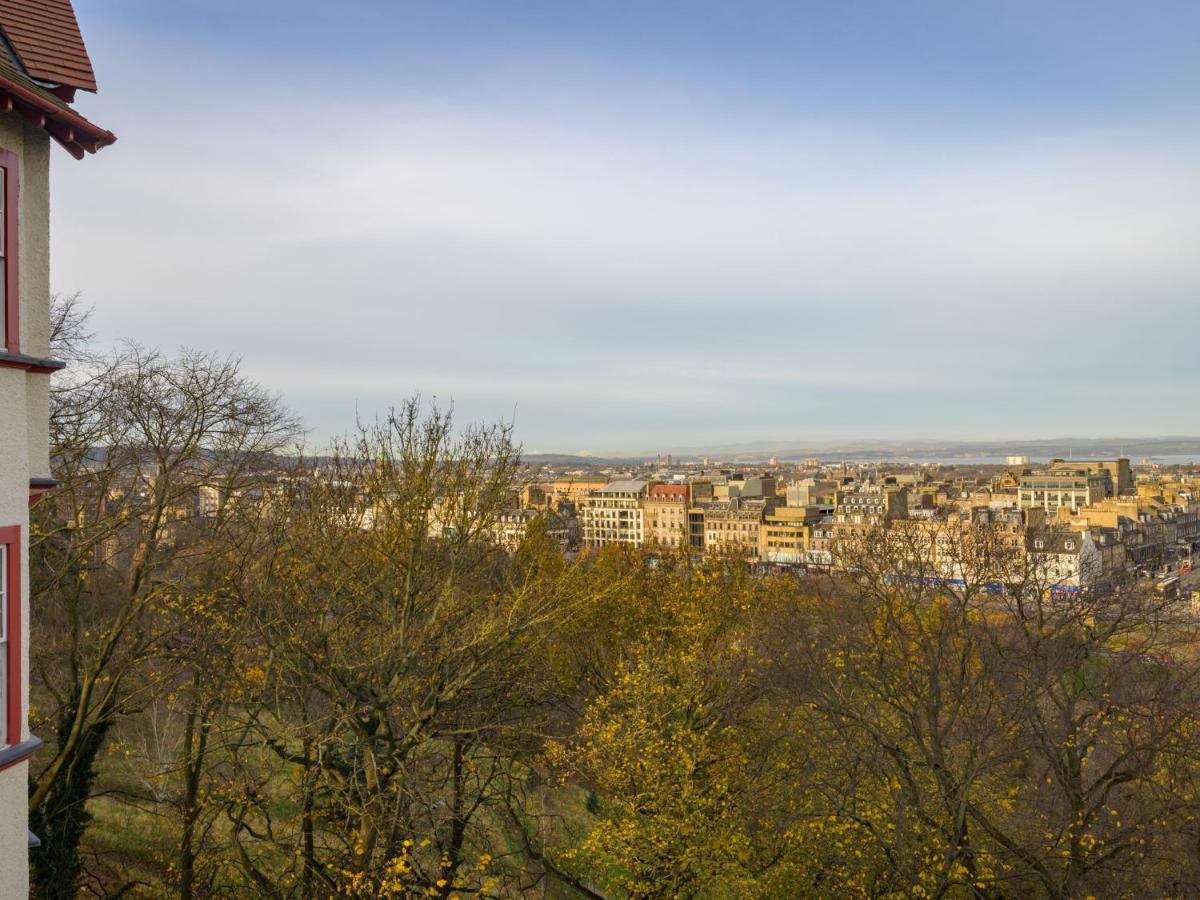 Pass The Keys Historic Ramsay Garden Apt With Balcony Views Edimburgo Esterno foto