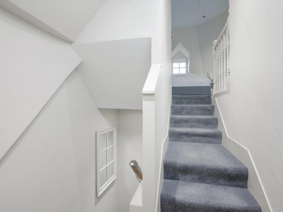 Pass The Keys Historic Ramsay Garden Apt With Balcony Views Edimburgo Esterno foto