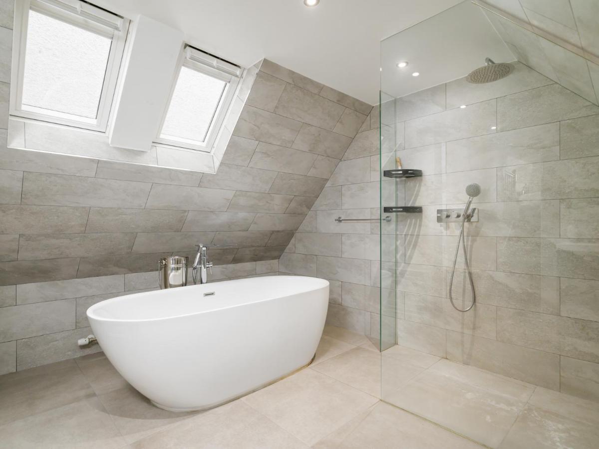 Pass The Keys Historic Ramsay Garden Apt With Balcony Views Edimburgo Esterno foto