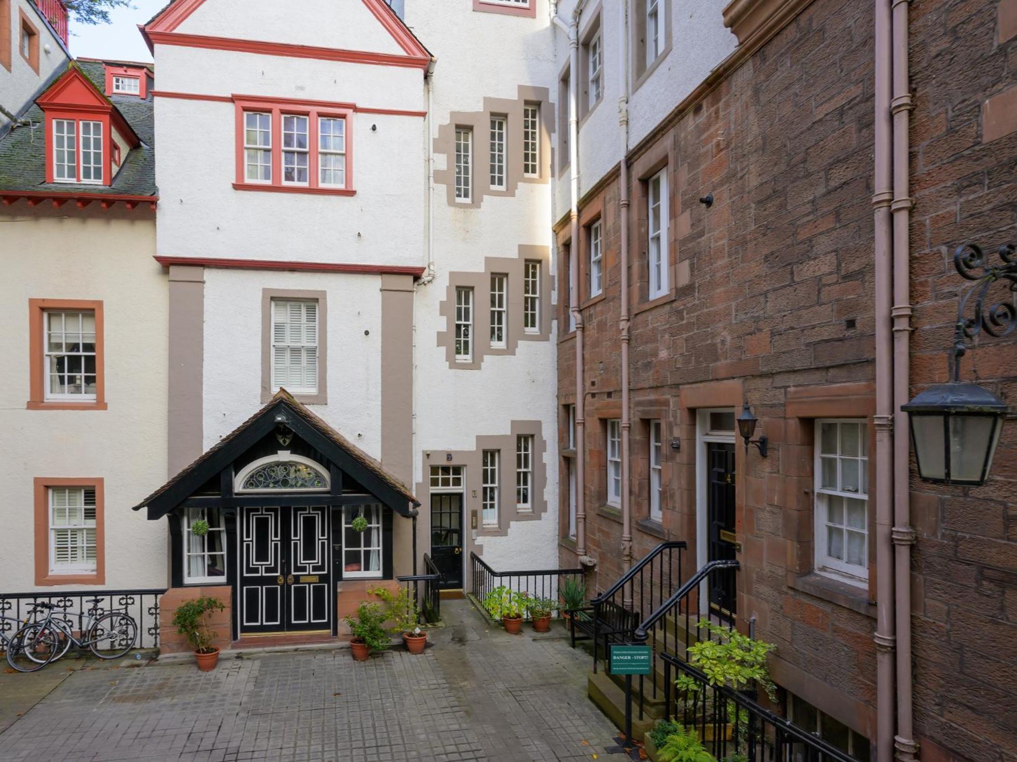 Pass The Keys Historic Ramsay Garden Apt With Balcony Views Edimburgo Esterno foto